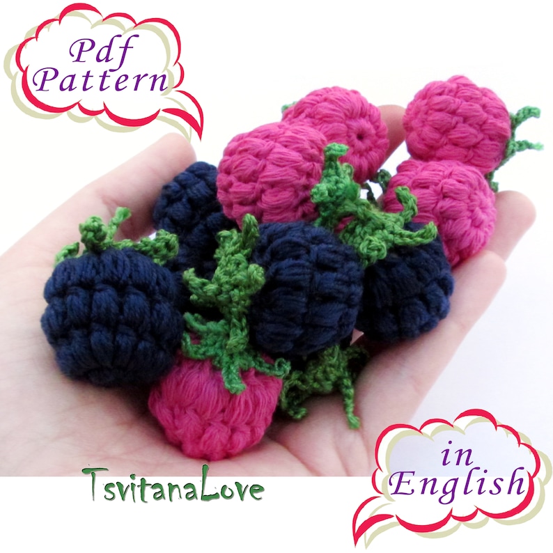 K&ouml;nnte beinhalten: Nahaufnahme einer Hand, die eine Gruppe geh&auml;kelter Himbeeren und Brombeeren h&auml;lt. Die Himbeeren sind rosa und die Brombeeren dunkelblau. Die geh&auml;kelten Fr&uuml;chte sind in einer Traube angeordnet, wobei sich einige der Beeren &uuml;berlappen. Das Bild enth&auml;lt den Text "Pdf Pattern" und "TsvitanaLove".