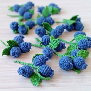 1 pz + mazzo di mirtilli all'uncinetto. 3 bacche e 3 foglie ciascuna - bacche ripiene - Ecologiche. Filato di cotone. All'interno ci sono perline di legno.