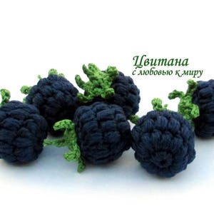 K&ouml;nnte beinhalten: Sechs geh&auml;kelte Brombeeren mit gr&uuml;nen Bl&auml;ttern. Die Brombeeren sind aus einem strukturierten Garn gefertigt und haben ein realistisches Aussehen. Der Text "Цвитана с любовью к миру" ist in Wei&szlig; auf wei&szlig;em Hintergrund geschrieben.