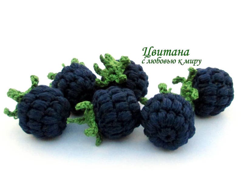 K&ouml;nnte beinhalten: Sechs geh&auml;kelte Brombeeren mit gr&uuml;nen Bl&auml;ttern. Die Brombeeren sind aus einem strukturierten Garn gefertigt und haben ein realistisches Aussehen. Der Text "Цвитана с любовью к миру" ist in Wei&szlig; auf wei&szlig;em Hintergrund geschrieben.