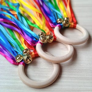 Musikalischer Regenbogen Handdrachen mit Glocke. Montessori. Sinnesspiel oder Gastgeschenke