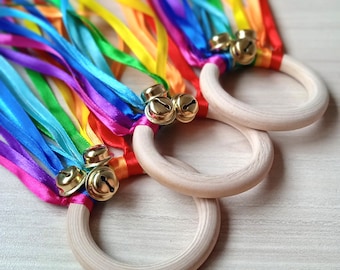 Muzikale regenbooghandvlieger met bel. Montessori. Zintuiglijk spelen of feestartikelen