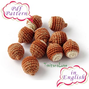 Puede incluir: Una colección de 10 bolas de crochet de color marrón y crema. Las bolas tienen un diámetro de aproximadamente 2,5 cm. La imagen incluye el texto "Pdf Pattern in English".