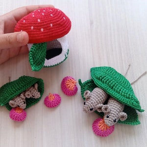 Set da gioco con 2-6 topolini, casa dei funghi e foglie. Famiglia di 2-6 topi (ciascuno da 1,5-2 pollici). All'uncinetto in cotone. Riempitivo di cotone