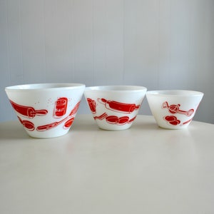 Vintage FIRE KING Set of 3 Splash Proof Nesting Bowls Kitchen Aids Utensils. White Red Pattern Mixing Bowls Set. Mid Century Retro Kitchen