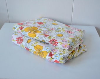 Vintage Mid Century 70s Tex-made Twin Bed Sheets. Mod Floral Daisies "Boutique" Pattern Twin Flat Sheets Set. Retro Flower Linens Bedding