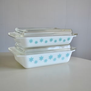 Vintage Set of 2 Pyrex White Turquoise Snowflake Space Saver Casserole with Lids. Pyrex Promotional Mid Century Baking Dish 548-B and 575-B