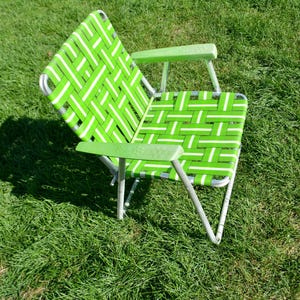 Vintage 70s Folding Lawn Chair. Mid Century Nylon Strap Outdoor Chair. Green Retro Groovy Folding Chair. MCM Aluminium Camping Armrest Chair