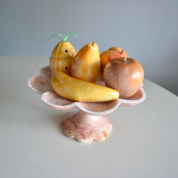 Fruits à noyau d'albâtre italien vintage sur un plateau de piédestal surélevé. Ensemble de fruits décoratifs en pierre sculptée en marbre. Faux fruits à noyau des années 70