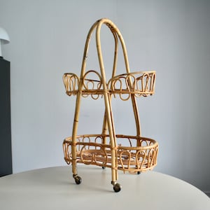 Chariot vintage italien Franco Albini en bambou et rotin à roulettes. Chariot à roulettes en bambou des années 1970. Décoration d'intérieur bohème rétro Mid-Century