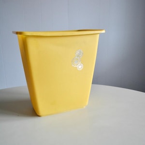 Vintage Mid Century Yellow Daisies Design Rubbermaid Plastic Basket Paper Bin. 70s Retro Decor Plastic Garbage Bin Bathroom Waste Basket