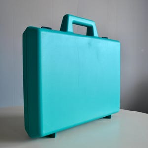 Porte-documents vintage turquoise, 1980, par Michel Dallaire pour Resentel. Étui pour ordinateur portable en plastique moulé par injection, design canadien