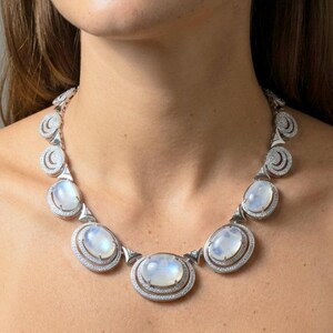 Collar Moonlight Serenade de piedra lunar de 62,5 ct en plata de ley 925. Un regalo único y artesanal para ella.