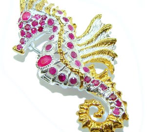 Broche avec pendentif hippocampe en rubis, bijoux en pierres précieuses, or 2,9 carats 18 carats sur argent sterling, cadeau spirituel