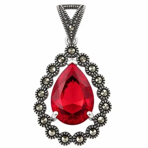 Ciondolo Bella Rosa con rubino da 10,5 carati in argento sterling 925 rodiato, gioiello di tendenza con pietra preziosa rossa, regalo perfetto.