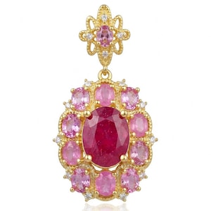 Raro ciondolo con rubino del Kashmir, placcato oro 18 carati su argento sterling, realizzato a mano. Gioiello di tendenza, regalo perfetto per le donne.