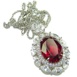 天然ルビーのステートメントネックレス（925スターリングシルバー製、ホワイトトパーズアクセント付き）ハンドメイドの高級ジュエリー