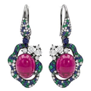 Pendientes de rubí y esmeralda en plata de ley con baño de rodio negro. Joyería llamativa con gema roja. Regalo elegante y único para ella.