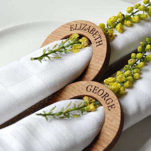 Segnaposto per matrimonio con nome - Anelli per tovaglioli in rovere massello - Anelli per tovaglioli personalizzati - Decorazione da tavolo - Rustico - Bomboniera - personalizzata - Legno