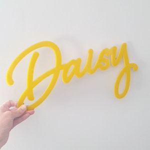 Letreros de acrílico de colores personalizados con letras grandes en amarillo para pared - Madera de roble - Decoración del hogar - Sala de juegos - Dormitorio infantil - Arte de pared