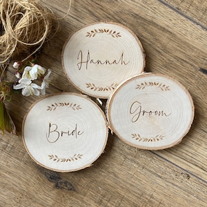 Bomboniere rustiche per matrimoni: sottobicchieri e segnaposto in legno personalizzati con motivo a foglie - Decorazioni da tavola su misura 9–10 cm - Regali ecologici nel Regno Unito