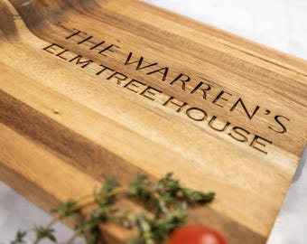 Plateau à fromages personnalisé en bois d'acacia, Planche de service personnalisée gravée, Cadeau pour une nouvelle maison, Design unique