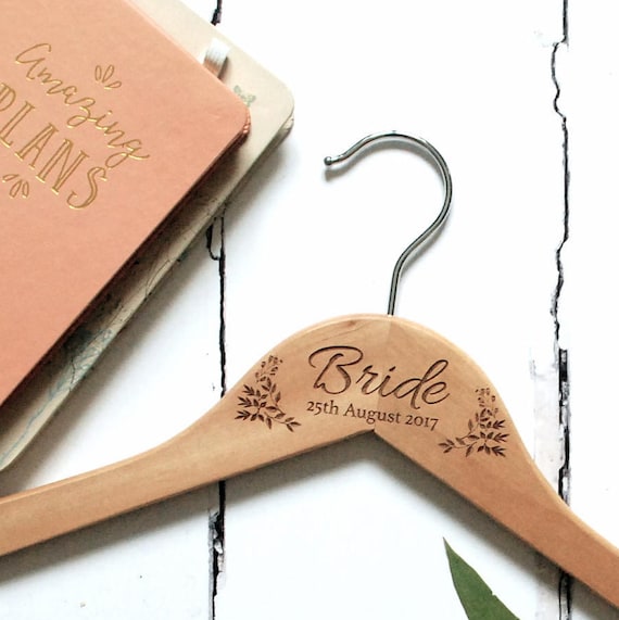  Percha de boda personalizada para novios y novios, colgador de  boda grabado, regalo de dama de honor, regalo de niña de las flores  (colgador blanco para mujeres) : Hogar y Cocina