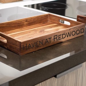 Bandeja de servir personalizada de madera de acacia, bandeja de madera grabada, bandeja de desayuno personalizada, regalo de boda, regalo de inauguración de casa, regalo para ella. Block Font