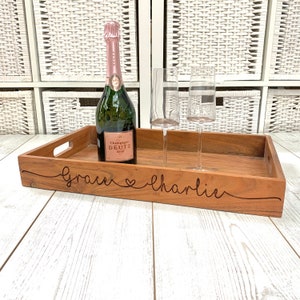 Bandeja de servir personalizada de madera de acacia, bandeja de madera grabada, bandeja de desayuno personalizada, regalo de boda, regalo de inauguración de casa, regalo para ella. Names with Heart