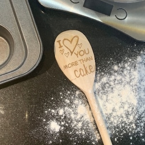 Liebe dich mehr als Kuchen Löffel - Geburtstagsgeschenk - Backwerkzeug - Personalisierter Löffel - Geschenk für Sie - Valentinstag
