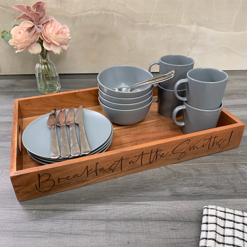 Bandeja de servir personalizada de madera de acacia, bandeja de madera grabada, bandeja de desayuno personalizada, regalo de boda, regalo de inauguración de casa, regalo para ella. Breakfast with