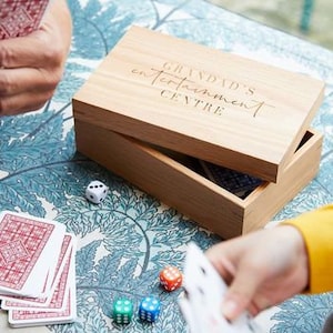 Personalisierte Domino, Karten und Würfelspiele Box - Unterhaltungsbox - Geschenke für Ihn - Geburtstag - Vatertag - Familiennacht - Großeltern
