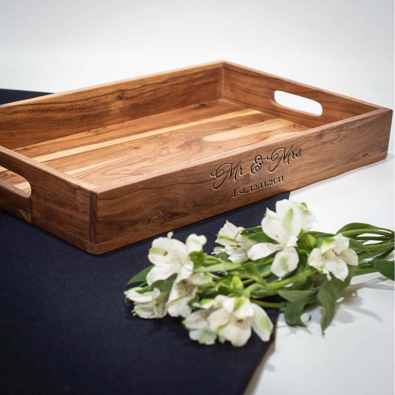 Bandeja de servir personalizada de madera de acacia, bandeja de madera grabada, bandeja de desayuno personalizada, regalo de boda, regalo de inauguración de casa, regalo para ella. Mr & Mrs