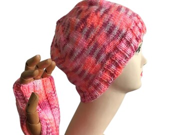 Conjunto de gorro de punto a rayas y guantes sin dedos, estilo bohemio vegano.