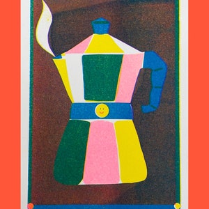 Könnte beinhalten: Eine farbenfrohe Illustration einer Kaffeekanne mit Dampf, der aus dem Ausguss steigt. Die Kanne ist mit grünen, rosa, gelben und blauen Streifen verziert. Ein lächelndes Gesicht befindet sich auf dem blauen Band um die Kanne.