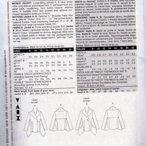 Puede incluir: Un patr&oacute;n de costura para una chaqueta holgada con cuello chal, mangas largas y dobladillo con forma. El patr&oacute;n incluye instrucciones para dos estilos diferentes, uno con un frente y una espalda superior autoforrados, y el otro con bolsillos de ribete. El patr&oacute;n est&aacute; disponible en las tallas 8-22 e incluye una tabla de tallas.