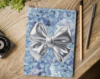 Diario de tapa blanda con estampado de hortensias, estampado floral azul claro con lazo metálico abultado, diario, cuaderno, regalo para escritor, papelería, cuaderno de bocetos