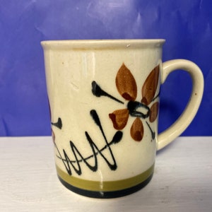 Vintage gespikkelde steengoed bloemen mok 10oz zeer 70&#39;s koffie / thee MCM retro decor
