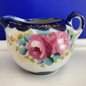 Vintage firmado japonés pintado a mano floral y porcelana cobalto Creamer