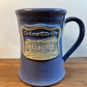 Mok van Deneen Pottery, The Inn at Ellis River, Jackson, New Hampshire, handgedraaid en gesigneerd.