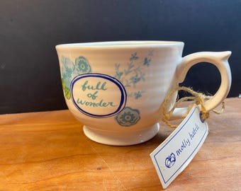 Taza a rayas verde azulado "Llena de maravillas" de Molly Hatch, nueva con etiqueta