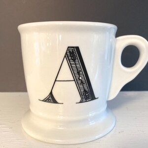 Taza con monograma letra A estilo retro para afeitado. Blanco y negro.
