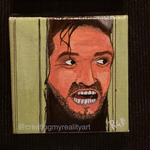 Puede incluir: Una pintura de lienzo pintada a mano de la cara de un hombre asom&aacute;ndose por una puerta. El hombre tiene una expresi&oacute;n de shock con la boca abierta y los ojos muy abiertos. El fondo es de color verde claro. La pintura est&aacute; firmada "RGB" en la esquina inferior derecha.