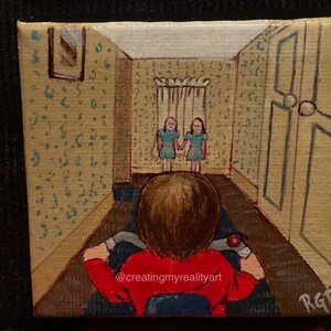 Puede incluir: Una pintura de un pasillo con dos chicas con vestidos azules de pie al final del pasillo. Un ni&ntilde;o con una camisa roja est&aacute; sentado en primer plano, mirando a las chicas. La pintura est&aacute; firmada "RGB" y "@creatingmyrealityart".