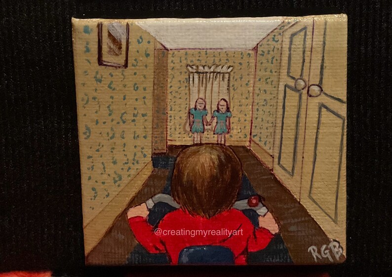 Puede incluir: Una pintura de un pasillo con dos chicas con vestidos azules de pie al final del pasillo. Un ni&ntilde;o con una camisa roja est&aacute; sentado en primer plano, mirando a las chicas. La pintura est&aacute; firmada "RGB" y "@creatingmyrealityart".