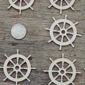 Pode incluir: Um conjunto de dez recortes de rodas de navio de madeira, cada um com um di&acirc;metro de aproximadamente 5 cm. As rodas s&atilde;o feitas de madeira n&atilde;o acabada e t&ecirc;m um design simples com oito raios e um pequeno furo no centro.