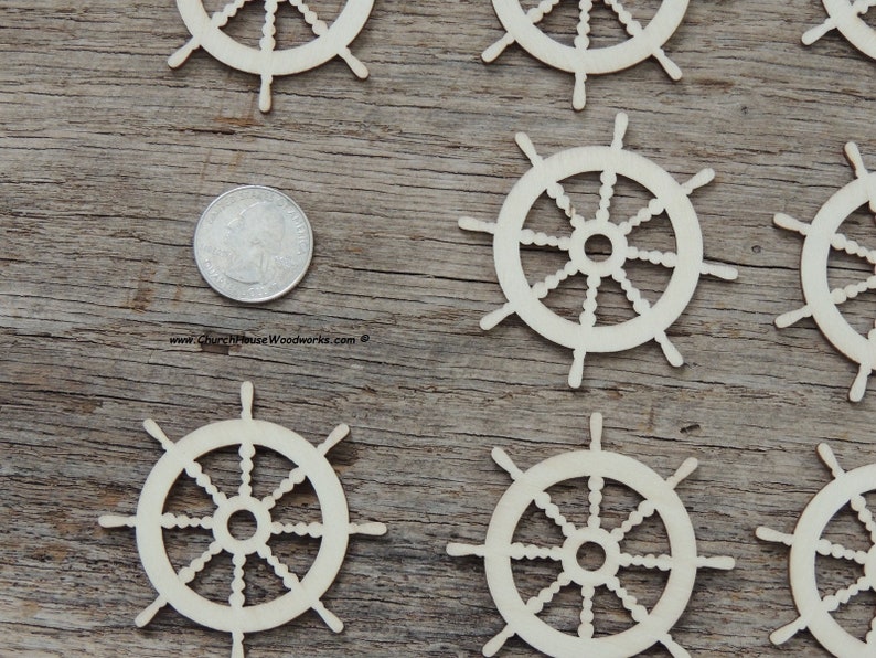 Pode incluir: Um conjunto de dez recortes de rodas de navio de madeira, cada um com um di&acirc;metro de aproximadamente 5 cm. As rodas s&atilde;o feitas de madeira n&atilde;o acabada e t&ecirc;m um design simples com oito raios e um pequeno furo no centro.