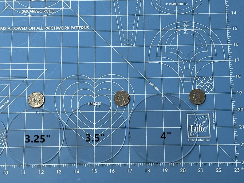 Może przedstawiać: Trzy przezroczyste plastikowe szablony do szycia na niebieskiej macie do cięcia. Szablony to koła o średnicach 8,3 cm, 8,9 cm i 10,2 cm. Tekst "SQUARES/CIRCLES" jest widoczny w lewym g&oacute;rnym rogu obrazu.