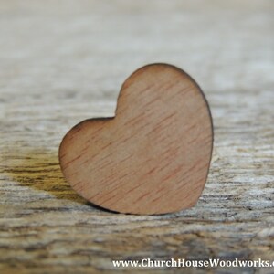 Puede incluir: Un peque&ntilde;o coraz&oacute;n de madera con un acabado natural de vetas. El coraz&oacute;n es de color marr&oacute;n claro con un borde marr&oacute;n m&aacute;s oscuro. La imagen es un primer plano, que muestra la textura de la madera. El coraz&oacute;n es un art&iacute;culo de artesan&iacute;a.