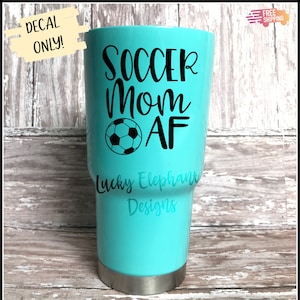 Fussball Mama Vinyl Aufkleber - Fußball Mom AF Aufkleber - Fußball Mom Tumbler Aufkleber - Fußball Mom Cup Aufkleber - Fußball Mom Yeti Aufkleber - 26 Farben!